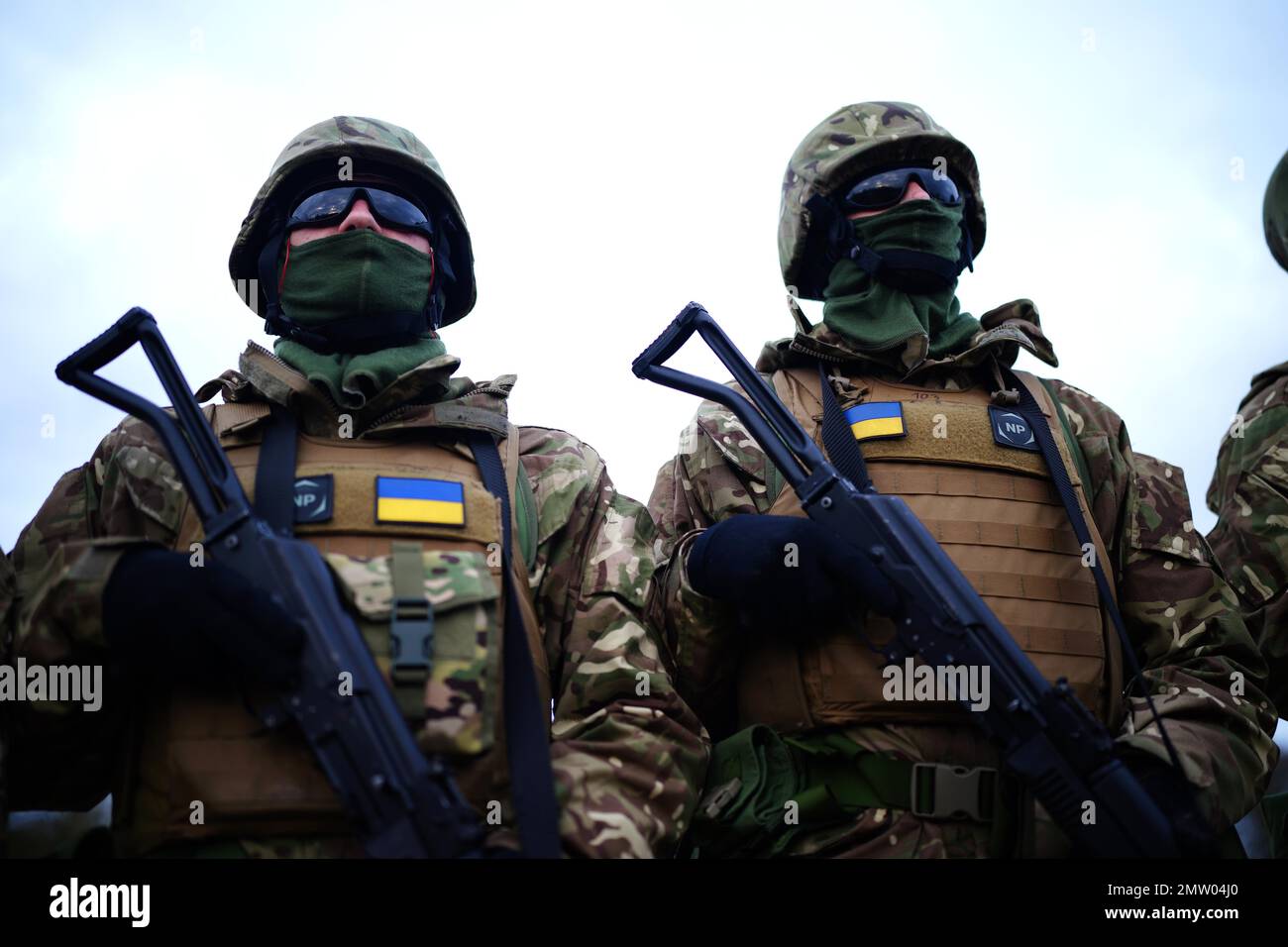 Ukrainische Soldaten in Salisbury Plain in Wiltshire, wo die australischen Streitkräfte die Ausbildung ukrainischer Rekruten unter britischer Führung unterstützen. Bilddatum: Mittwoch, 1. Februar 2023. Stockfoto