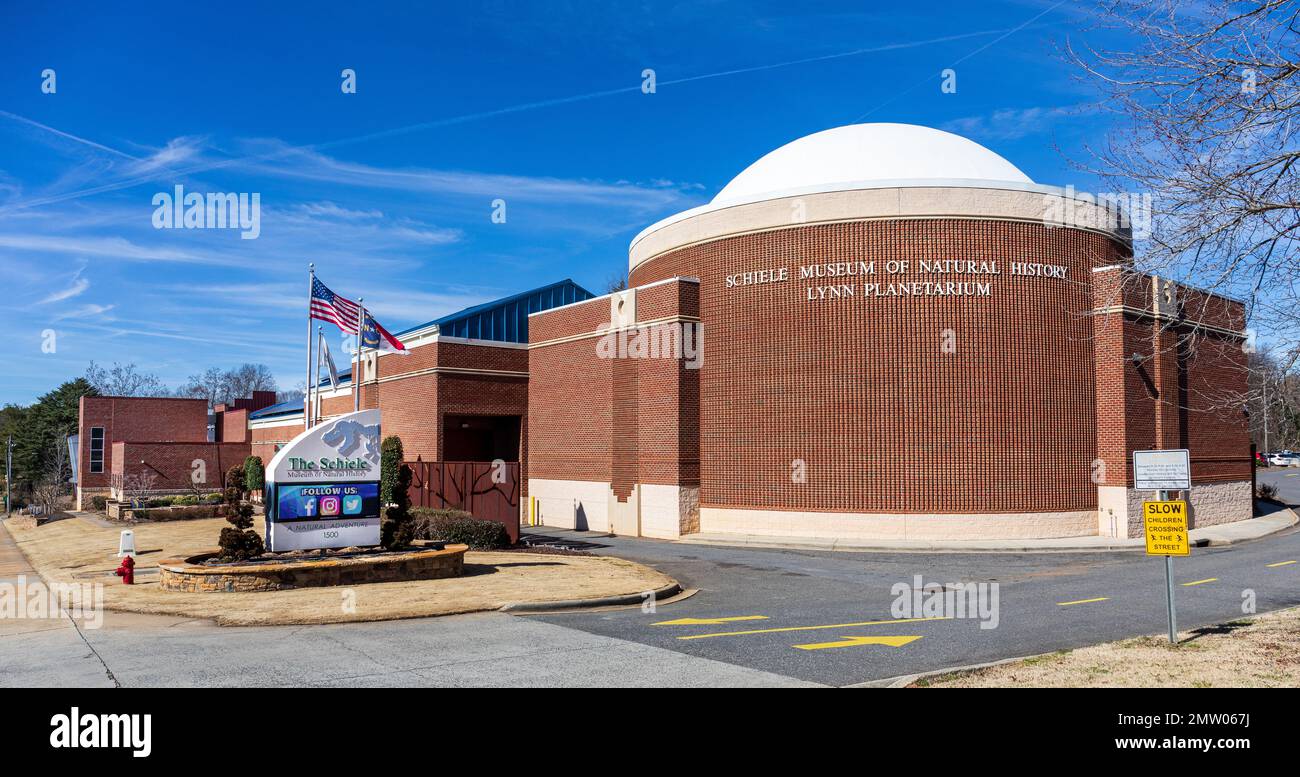 GASTONIA, NC-28. JANUAR 2023: Schiele Museum of Natural History und Lynn Planetarium. Sonniger, blauer Himmel. Stockfoto