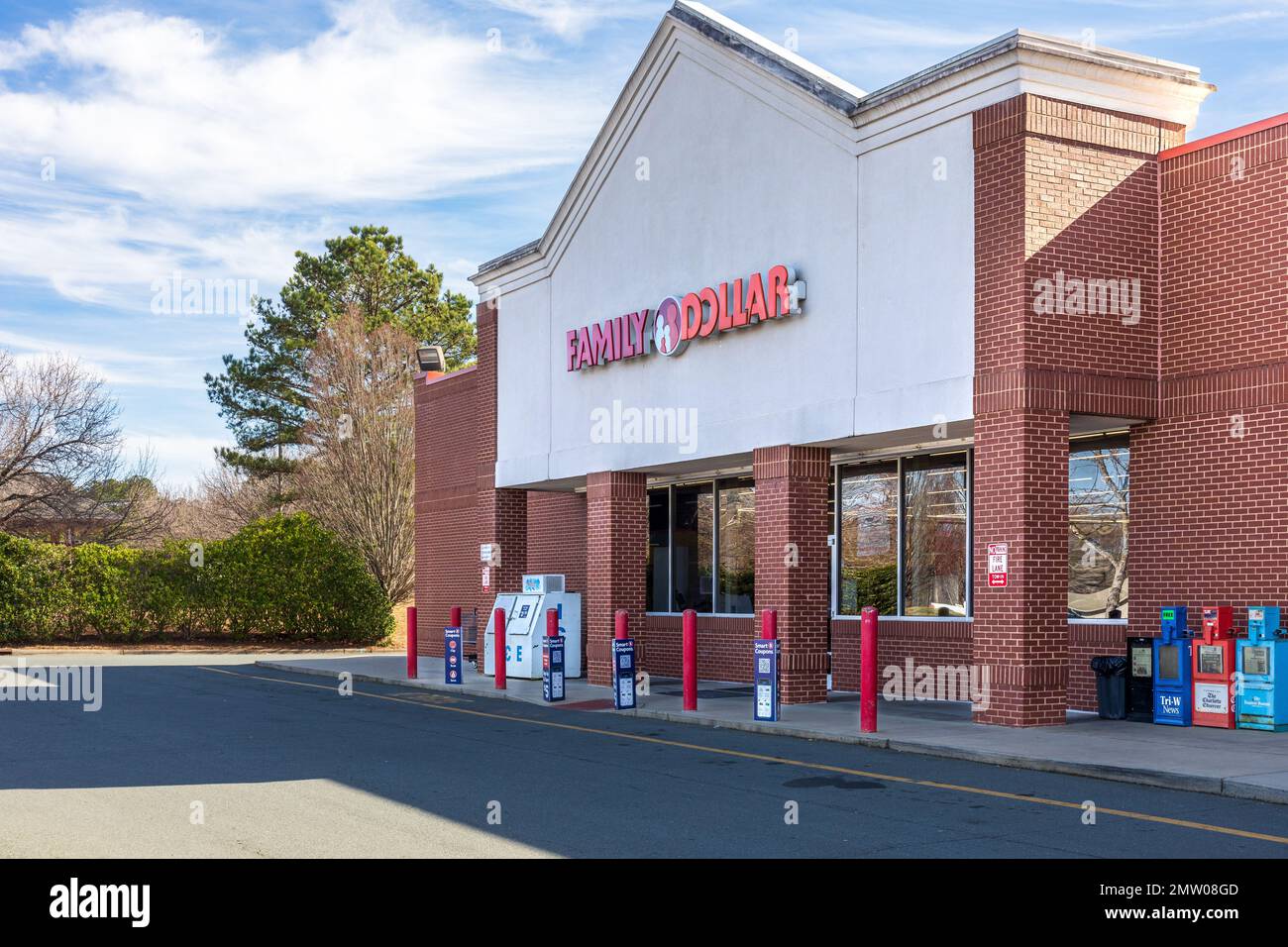 WAXHAW, NC, USA - 28. JANUAR 2023: Family Dollar Store, Eingang und Schild. Sonniger Tag. Stockfoto