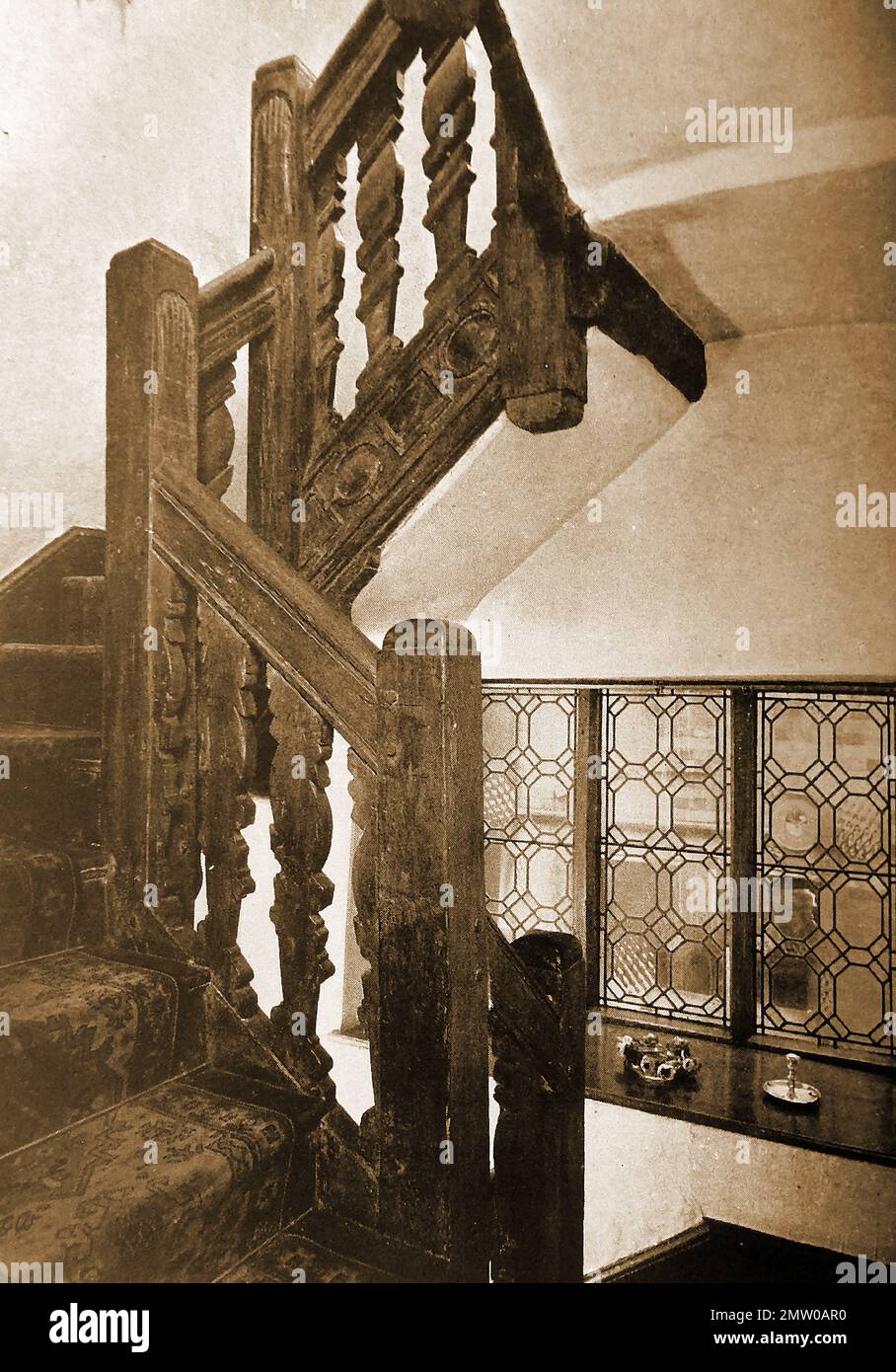 Britische Pubs Inns & Taverns - Ein etwa 1940 altes Foto der elisabethanischen Treppe am Stier in Denbigh, geschnitzt mit dem Wappen des Myddelton family.jpg - 2M Stockfoto