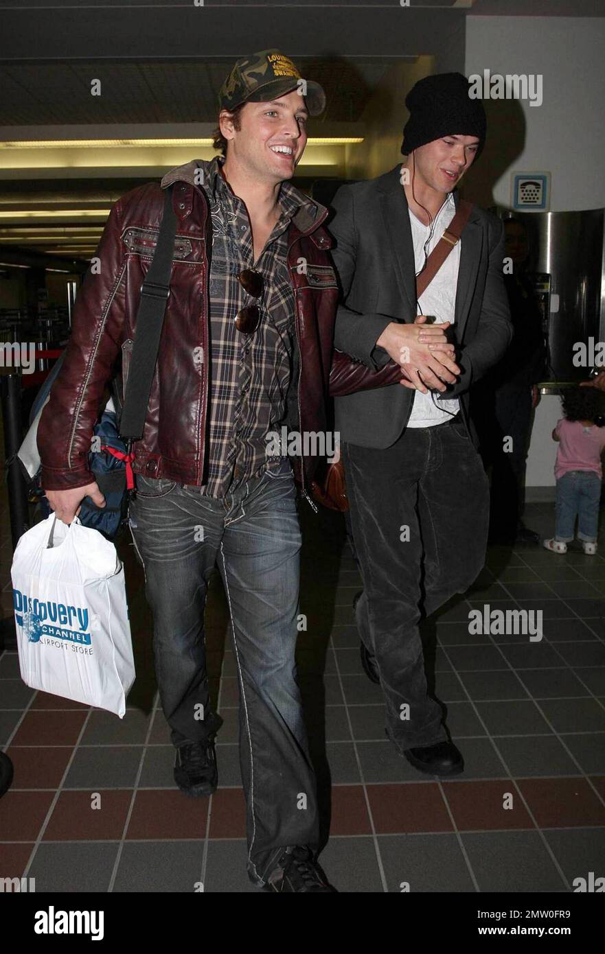 Die Schauspieler Kellan Lutz und Peter Facinelli kamen heute Abend aus Vancouver, Kanada, am LAX an, wo sie den nächsten Film in der Twilight-Serie "Twilight: New Moon" drehten. Die beiden liefen scherzhaft Hand in Hand zum Gepäckkarussell. Während sie auf ihr Gepäck warteten, scherzten die beiden mit Fans und gaben vor, Klatschmagazine zu lesen, mit Robert Pattinson auf dem Cover. Los Angeles, Kalifornien. 4/18/09. . Stockfoto