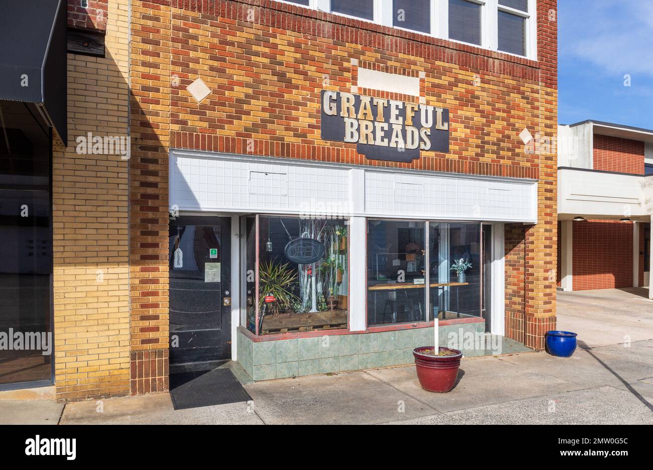 MONROE, NC, USA - 28. JANUAR 2023: Dankbarkeit Brote Restaurant. StoreFront und unterschreiben. Stockfoto