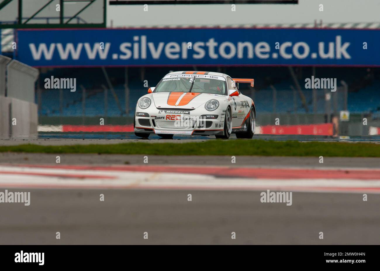 2008 Uhr Porsche-Carrera-Pokal der britischen Presse auf der Silverstone-Rennstrecke. Sam Hancock in Aktion auf der Rennstrecke. Stockfoto