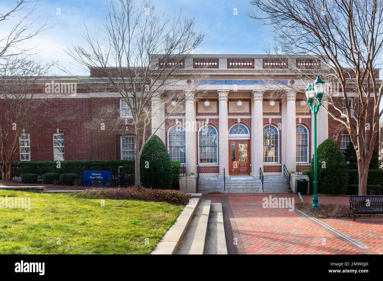 MONROE, NC, USA-28. JANUAR 2023: Historisches Postamt 1913 im Regierungsviertel. Klassische Revival mit korinthischen Säulen. Stockfoto