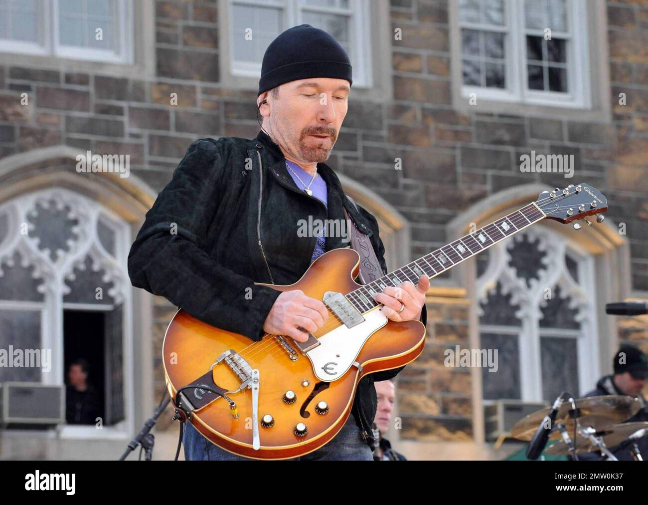 Die legendäre irische Rockband U2 tritt live auf dem „Good Morning America“ auf dem Fordham University Campus auf. Die Bandmitglieder Bono, The Edge, Adam Clayton und Larry Mullen, Jr. gaben Interviews, bevor sie an einem kühlen New Yorker Morgen eine riesige Menge auflockten. Die Band schließt eine anstrengende Woche ab, nachdem sie ein neues Album veröffentlicht und fünf Abende in der "Late Show with David Letterman" aufgeführt hat. NYC's 53. Street wurde diese Woche auch vorübergehend als U2 Way zu Ehren der Band benannt. Bronx, New York 3/6/09. Stockfoto