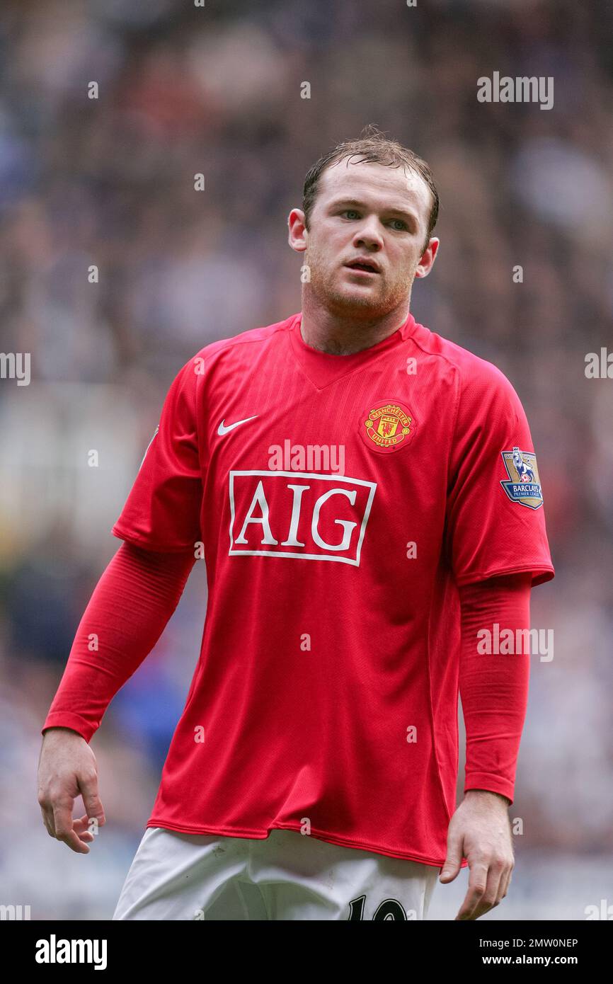 Wayne Rooney 3/4-Aktien-Bild mit Blick auf die Kamera beim Spiel für Manchester United in der 2008. Premier League gegen Reading. Dieses Bild ist an Dataco-Einschränkungen hinsichtlich seiner Verwendung gebunden. NUR REDAKTIONELLE VERWENDUNG Keine Verwendung mit nicht autorisierten Audio-, Video-, Daten-, Spiellisten, Club-/Liga-Logos oder „Live“-Diensten. Online-Nutzung im Spiel beschränkt auf 120 Bilder, keine Videoemulation. Keine Verwendung für Wetten, Spiele oder Veröffentlichungen von Clubs/Ligen/Spielern Stockfoto