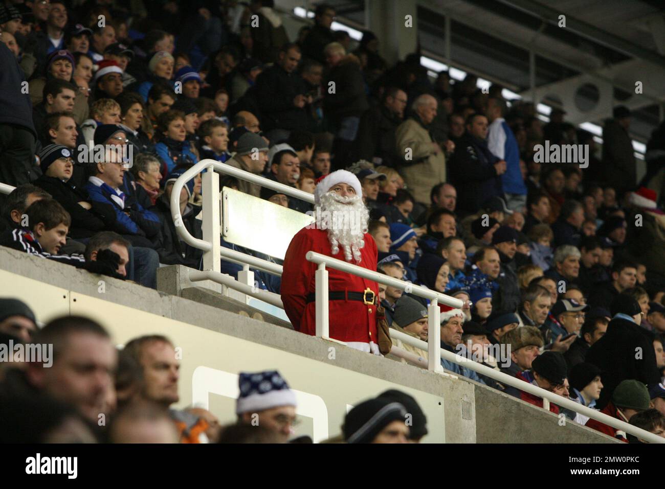 Ein Fan at Reading Football Club, verkleidet als Santa Claus Archiv, erschoss am 22. Dezember 2007 in einem Spiel gegen Sunderland. Der Lüfter sitzt in der Leserschaft. Dieses Bild ist an Dataco-Einschränkungen gebunden, wie es verwendet werden kann. NUR REDAKTIONELLE VERWENDUNG keine Verwendung mit unerlaubten Audio-, Video-, Daten-, Spiellisten-, Club-/Liga-Logos oder „Live“-Diensten. Online-in-Match-Nutzung auf 120 Bilder beschränkt, keine Videtemulation. Keine Verwendung bei Wetten, Spielen oder Publikationen für einzelne Clubs/Liga/Spieler Stockfoto