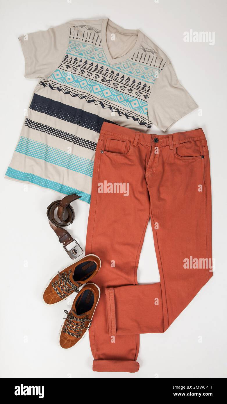 Set; Menswear: Hosen, Riemen, Hemd Und Schuhe Auf Weißem Hintergrund. Stockfoto