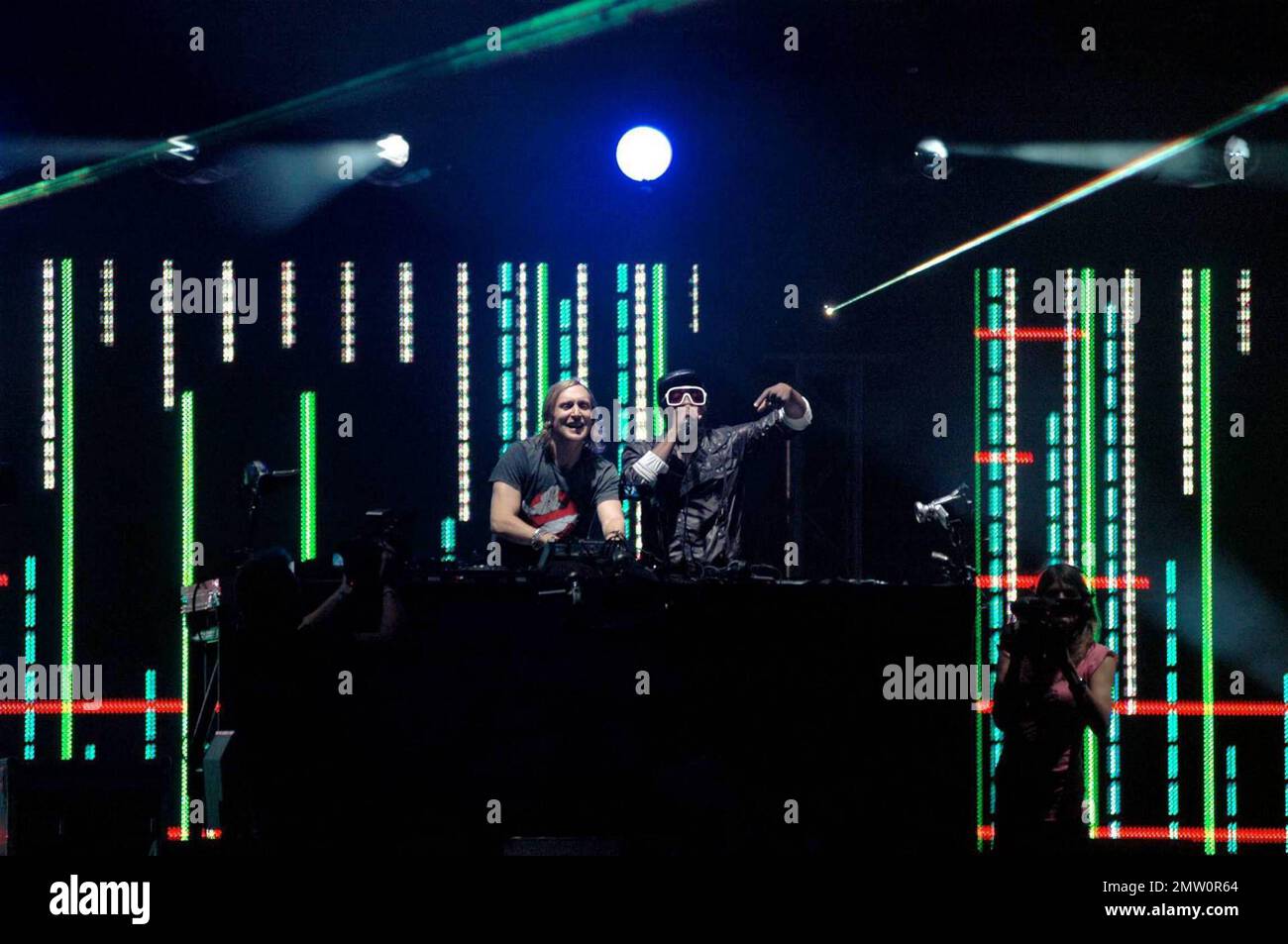 David Guetta, zusammen mit will.i.am der Black Eyed Peas, nimmt am ersten Tag des Ultra Music Festivals (UMF) Teil, dem weltweit führenden zweitägigen elektronischen Musikerlebnis. Das beliebteste Musikfestival Südfloridas, international bekannt für seine unvergesslichen Live-Darbietungen und DJ-Sets von den weltweit führenden elektronischen und alternativen Rockkünstlern, findet 24. während der jährlichen Winter Music Conference im wunderschönen Bicentennial Park im Zentrum von Miami statt (Das Gelände ist seit 2006 besetzt). Miami, Florida 3/27/09. Stockfoto