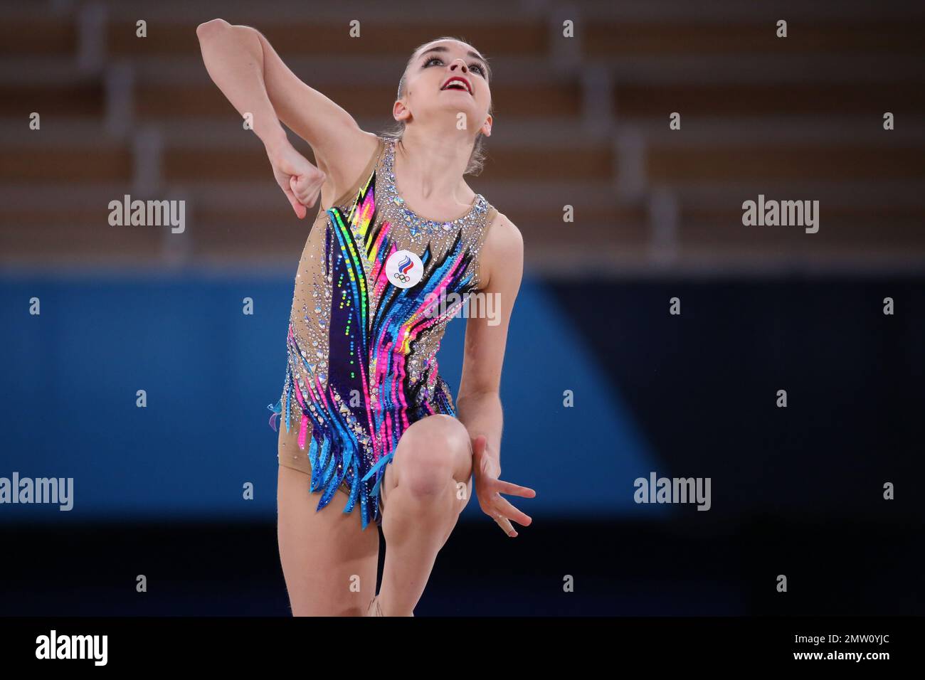06. AUGUST 2021 - Tokio, Japan: Dina AVERINA aus Russland tritt in den Clubs der Rhythmic Gymnastics Individual All-Around Qualification in Tokio auf Stockfoto