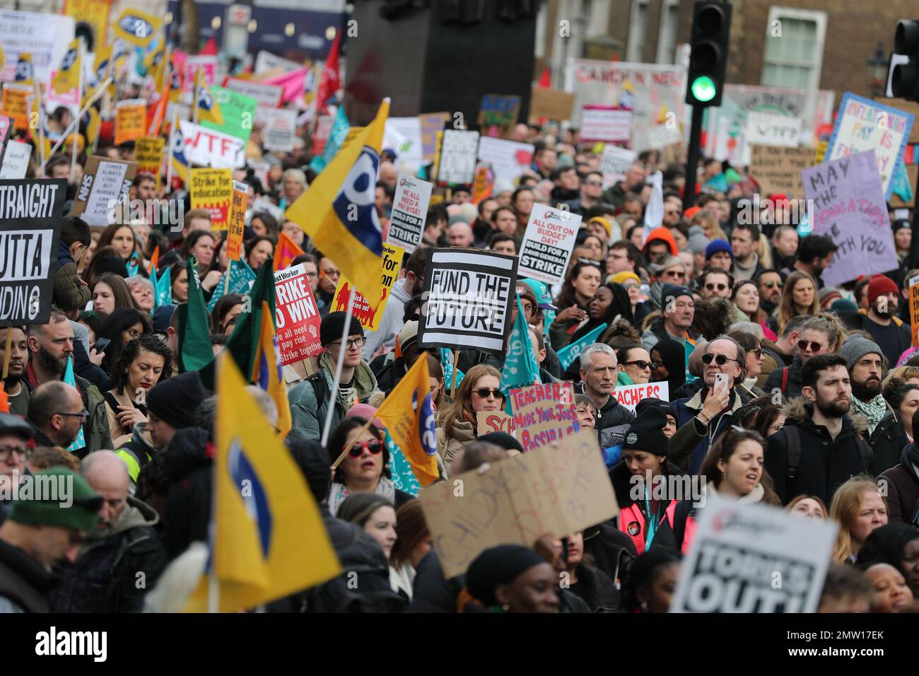 LONDON, 1. Februar 2023, 40.000 streikende Gewerkschaftsmitglieder marschieren durch London, um gegen Bezahlung, Arbeitsbedingungen und Finanzierung zu protestieren. Stockfoto