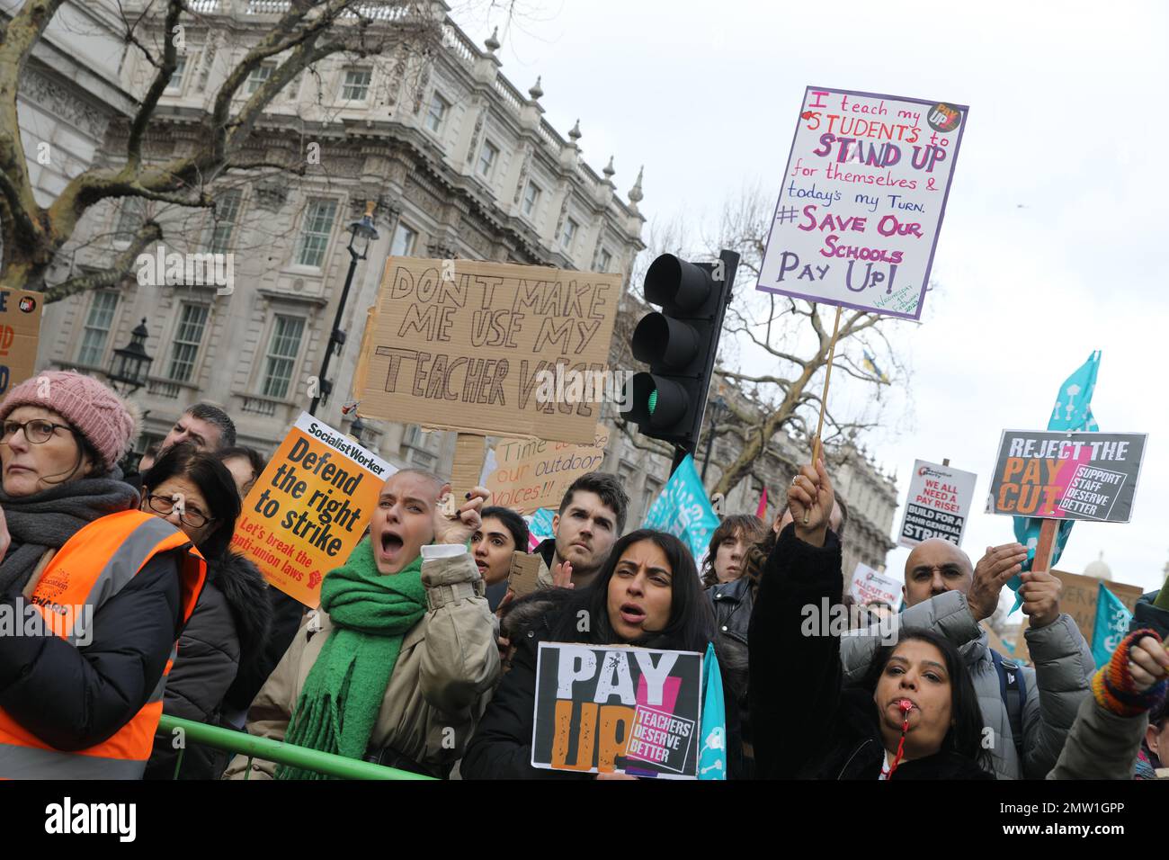 LONDON, 1. Februar 2023, 40.000 streikende Gewerkschaftsmitglieder marschieren durch London, um gegen Bezahlung, Arbeitsbedingungen und Finanzierung zu protestieren. Stockfoto