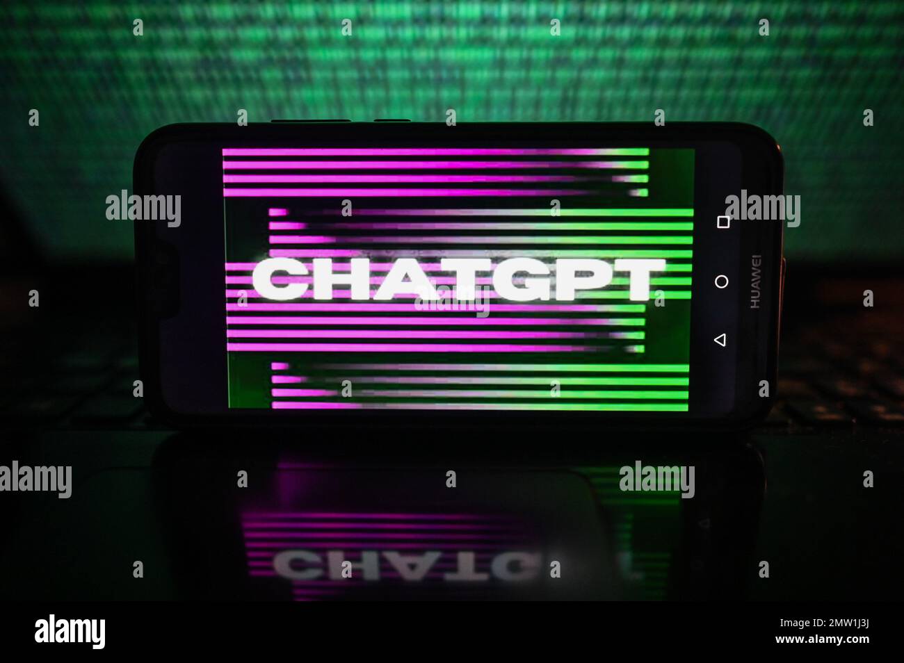 In dieser Fotoabbildung wird ein Chat-GPT-Logo auf einem Smartphone mit Börse im Hintergrund angezeigt. Stockfoto