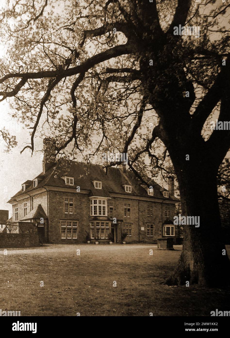 Britische Pubs Inns & Taverns - Ein etwa 1940 altes Foto des REDNERHAUSES im Forest of Dean, Großbritannien. Ursprünglich als Jagdhütte für Karl II. Erbaut. Später fand dort das „Court of the Speech“ statt, ein lokales parlament, das den lokalen Wald, Wild und Bodenschätze verwaltet. Um 1840 wurde es zu einem Gasthaus und heute ist es ein beliebtes Hotel, Stockfoto