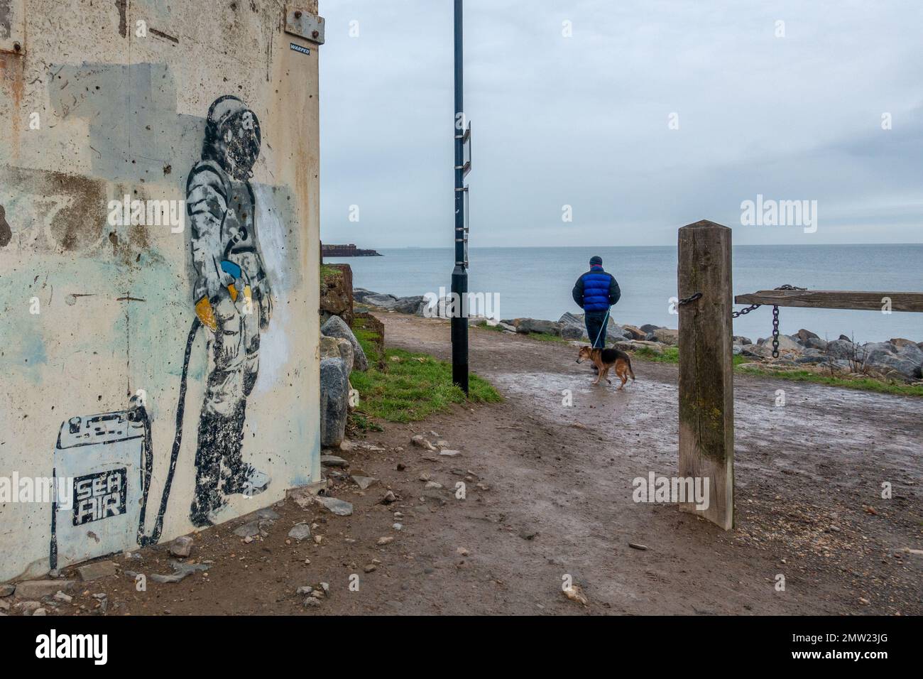 Straßenkunst-Graffiti am Skinningrove Beach (Cattersty Sands) von Karl Striker, das an die Wand eines Stegs gestanzt wurde und seitdem abgerissen wurde. Teeside, Großbritannien Stockfoto