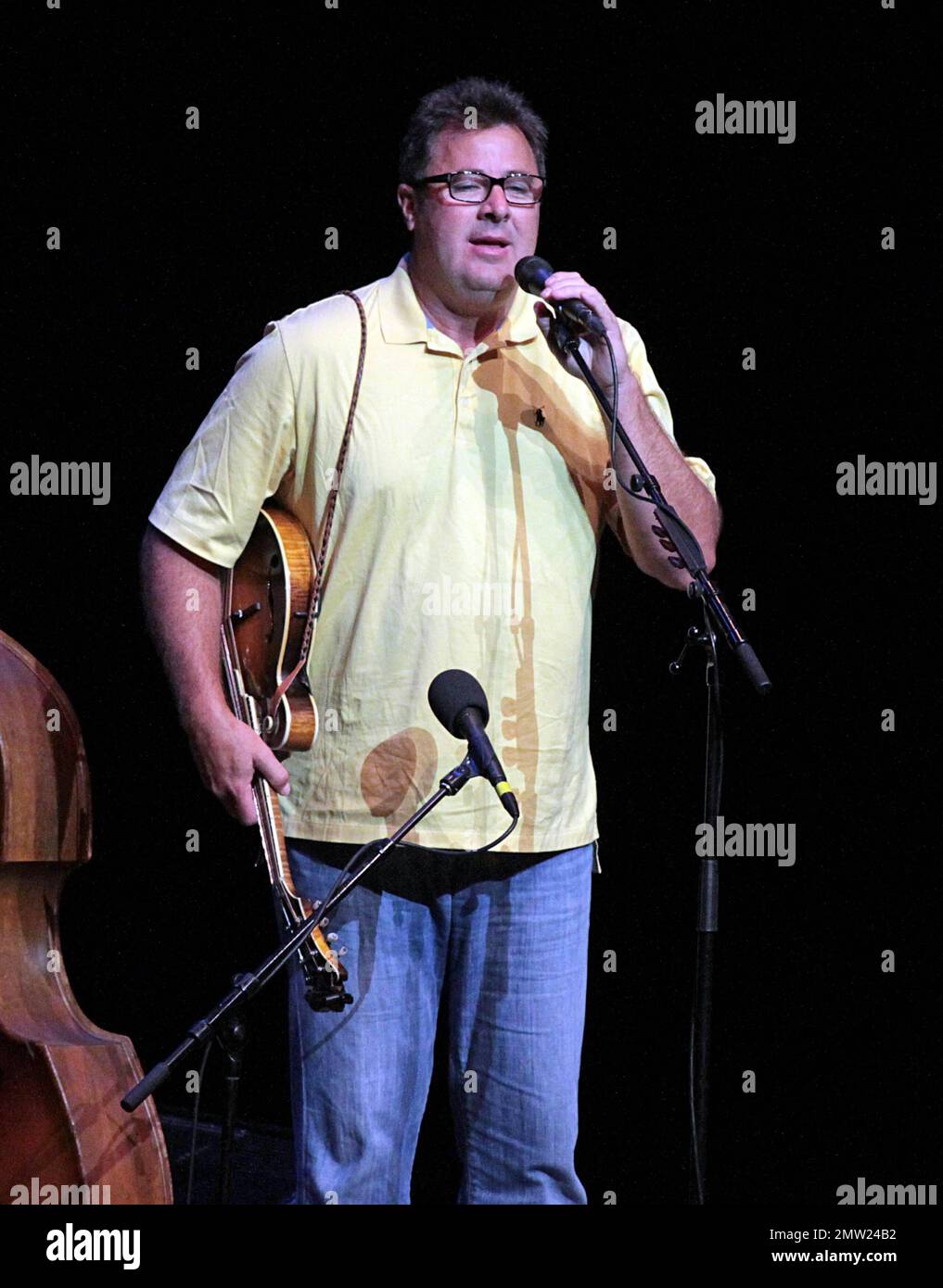 Vince Gill tritt am 24. Juni 2012 live im Durham Performing Arts Center in Durham, N.C., auf. Stockfoto