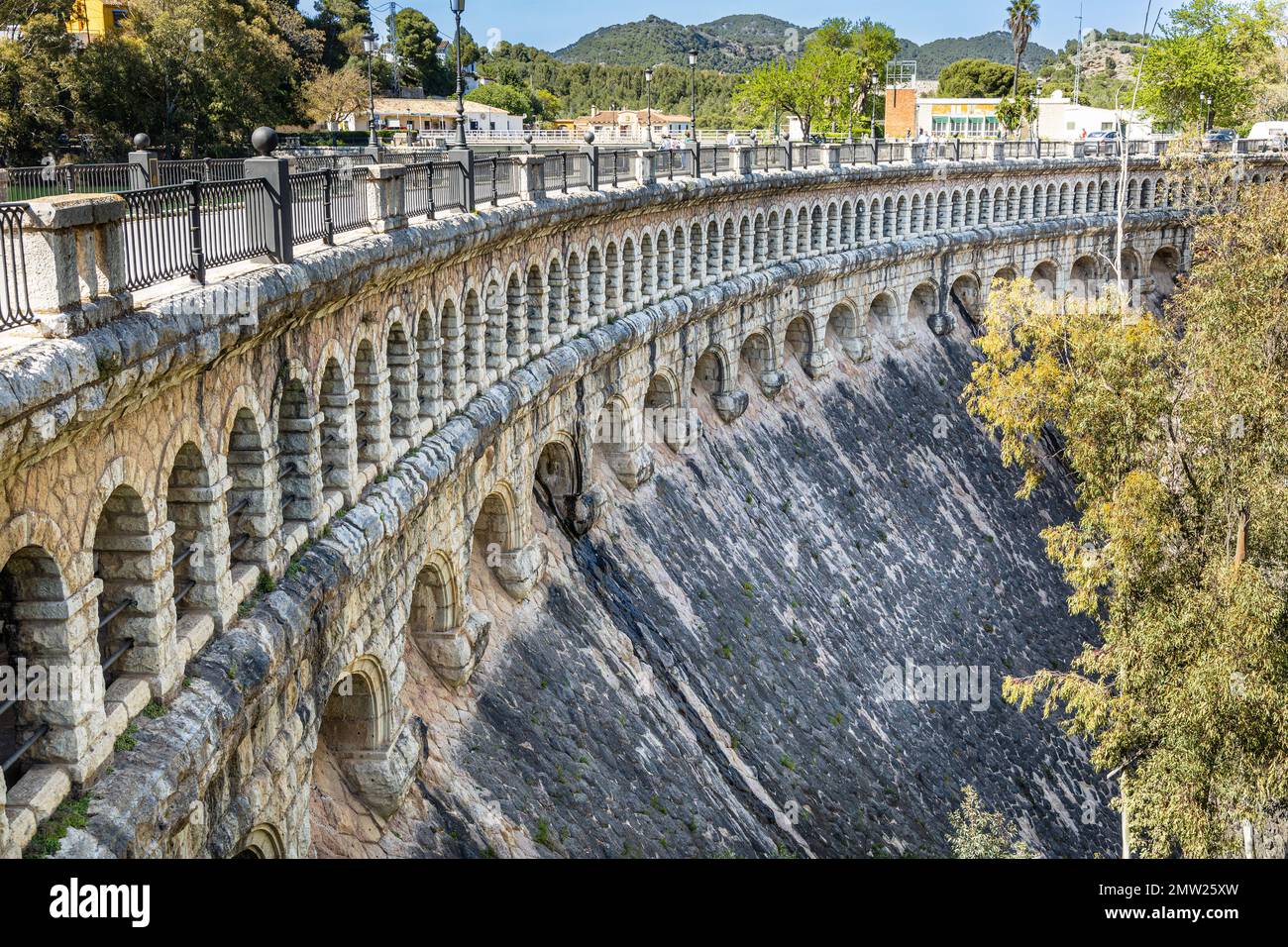 Presa del embalse del Conde de Guadalhorce (Staudamm des Conde de Guadalhorce Reservoirs), Viadukt nahe Ardales, Provinz Malaga, Andalusien, Spanien. Stockfoto