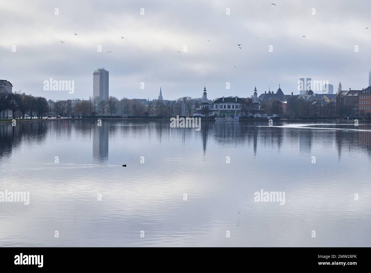 Peblinge Sø (Peblinge-See), Blick in Richtung Søpavillonen (See-Pavillon), Winter; Kopenhagen, Dänemark Stockfoto