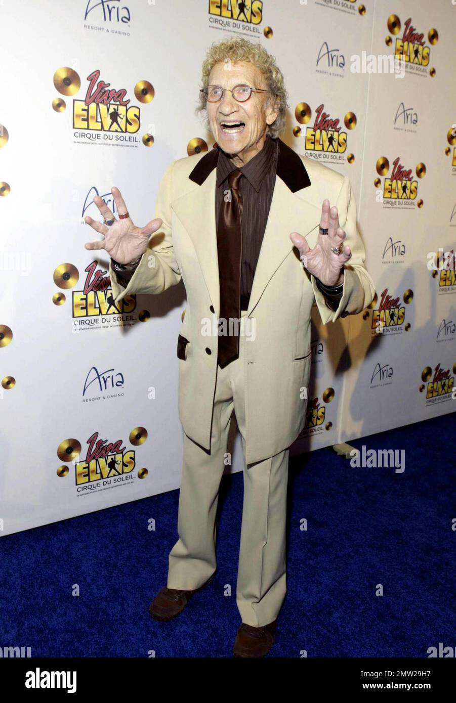 Sammy Shore bei der Weltpremiere von Cirque du Soleil's „Viva Elvis“ im Aria Resort and Casino in Las Vegas, NV. 2/19/10. . Stockfoto Sammy Shore bei der Weltpremiere von Cirque du Soleil's „Viva Elvis“ im Aria Resort and Casino in Las Vegas, NV. 2/19/10. . Stockfoto