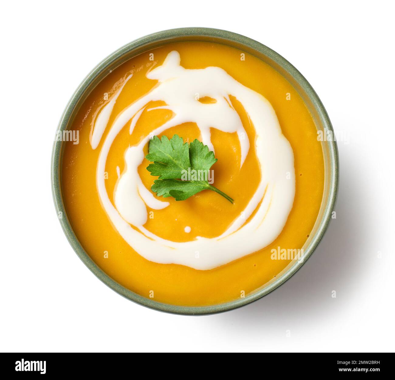 Schale aus Gemüse-Sahne-Suppe auf weißem Hintergrund isoliert, Draufsicht Stockfoto