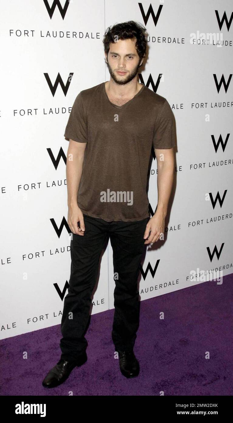 „Gossip Girl“-Star Penn Badgley geht auf dem violetten Teppich beim großen Eröffnungsfest des W Hotels in Fort Lauderdale, FL. 6/4/09. . Stockfoto