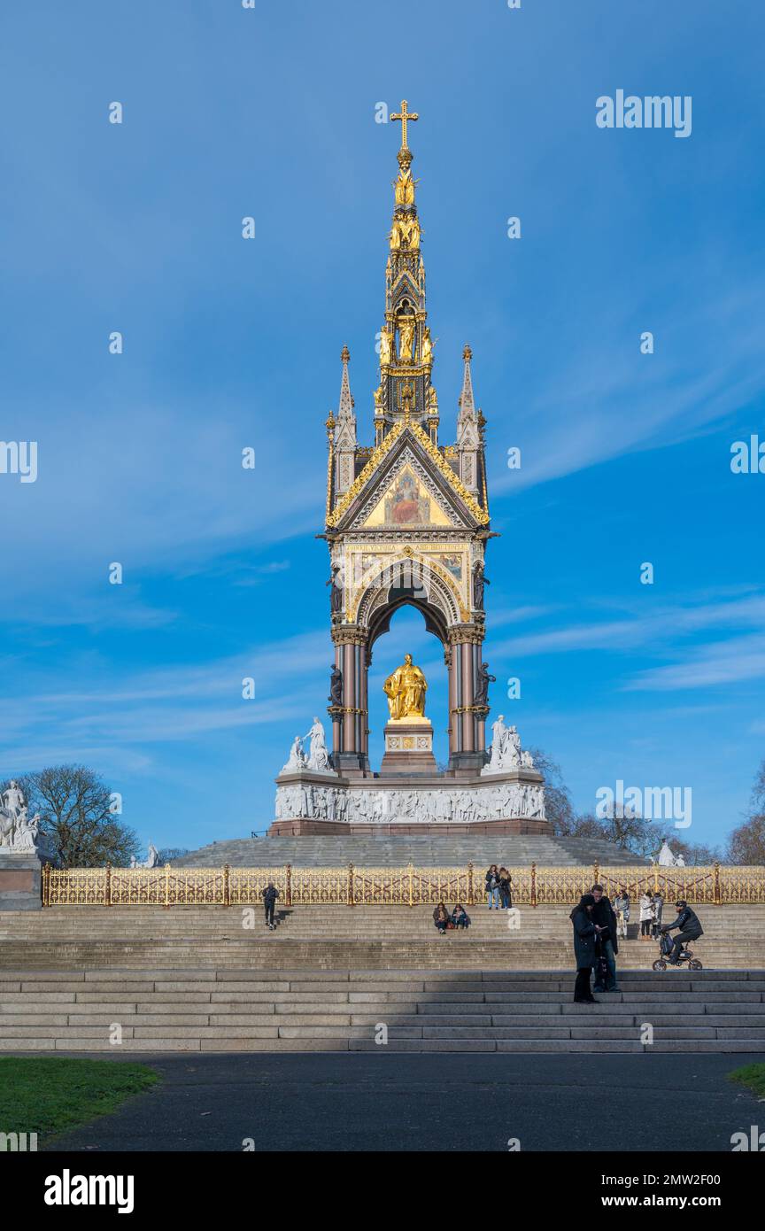 Das Albert Memorial in Kensington Gardens, eine Gedenkstätte, die von Queen Victoria zum Gedenken an ihren Ehemann Prince Albert in London, England, Großbritannien in Auftrag gegeben wurde Stockfoto