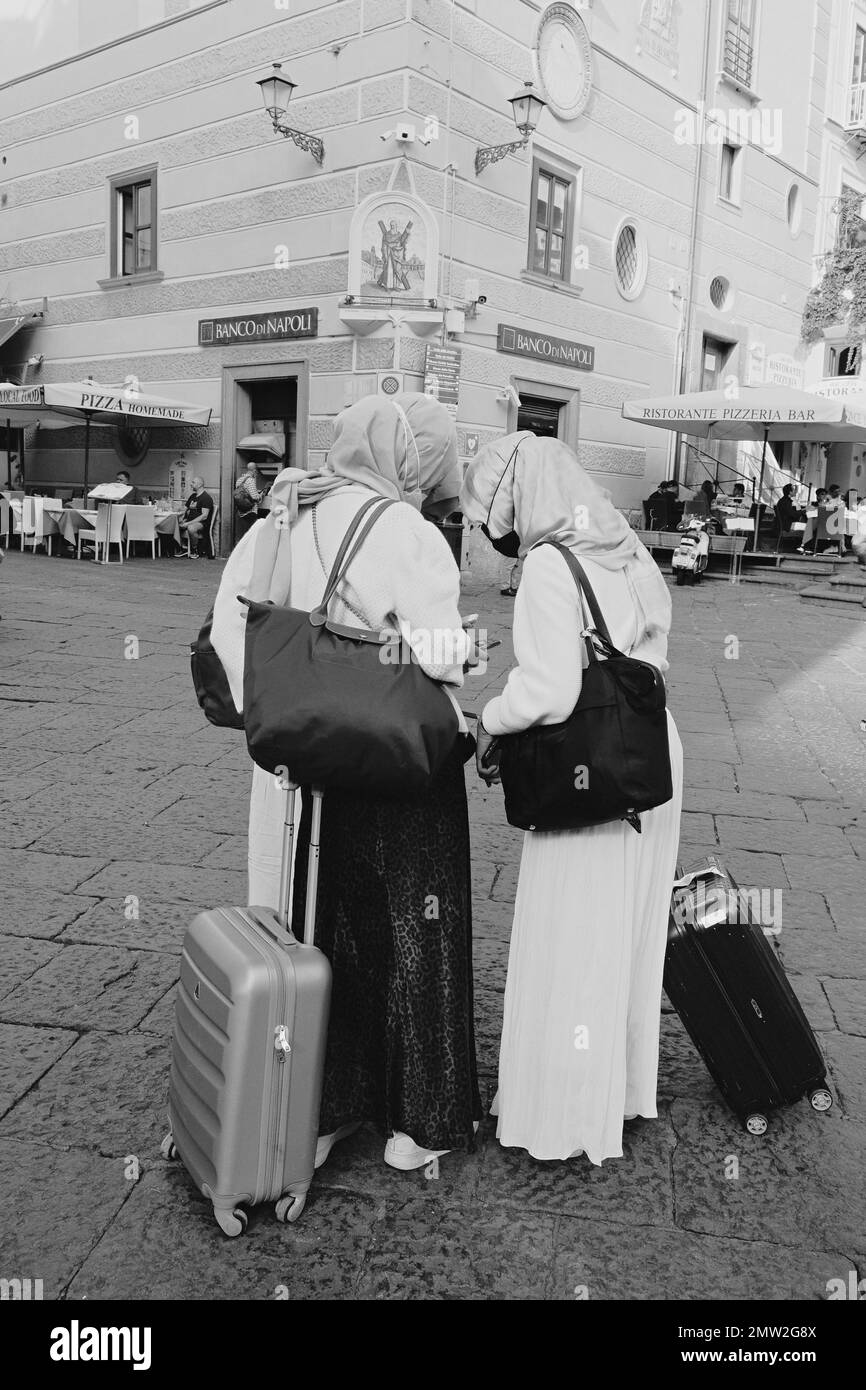 Junge Frauen, die an der Amalfiküste, Provinz Salerno, Kampanien, Italien, unterwegs sind Stockfoto