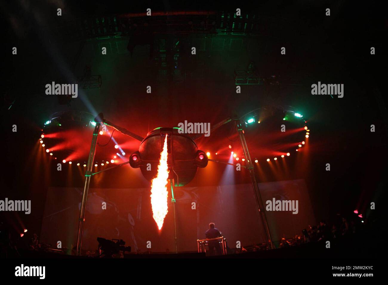 Die Bühne während einer Aufführung des Komponisten und Produzenten Jeff Wayne's Musical Version of the war of the Worlds live in LH2 Studios. Die Produktion umfasst 46 Musiker, 11 Meter hohe fotorealistische schwimmende Hologramme mit 3D mm, eine 3 Tonnen große „Martian Fighting Machine“ mit 35 m Höhe und einen 100 Meter breiten Bildschirm, der einen neuen CGI-animierten Film projiziert, der für die Tour um 2010 geschaffen wurde. London, Großbritannien. 11/21/10. Stockfoto