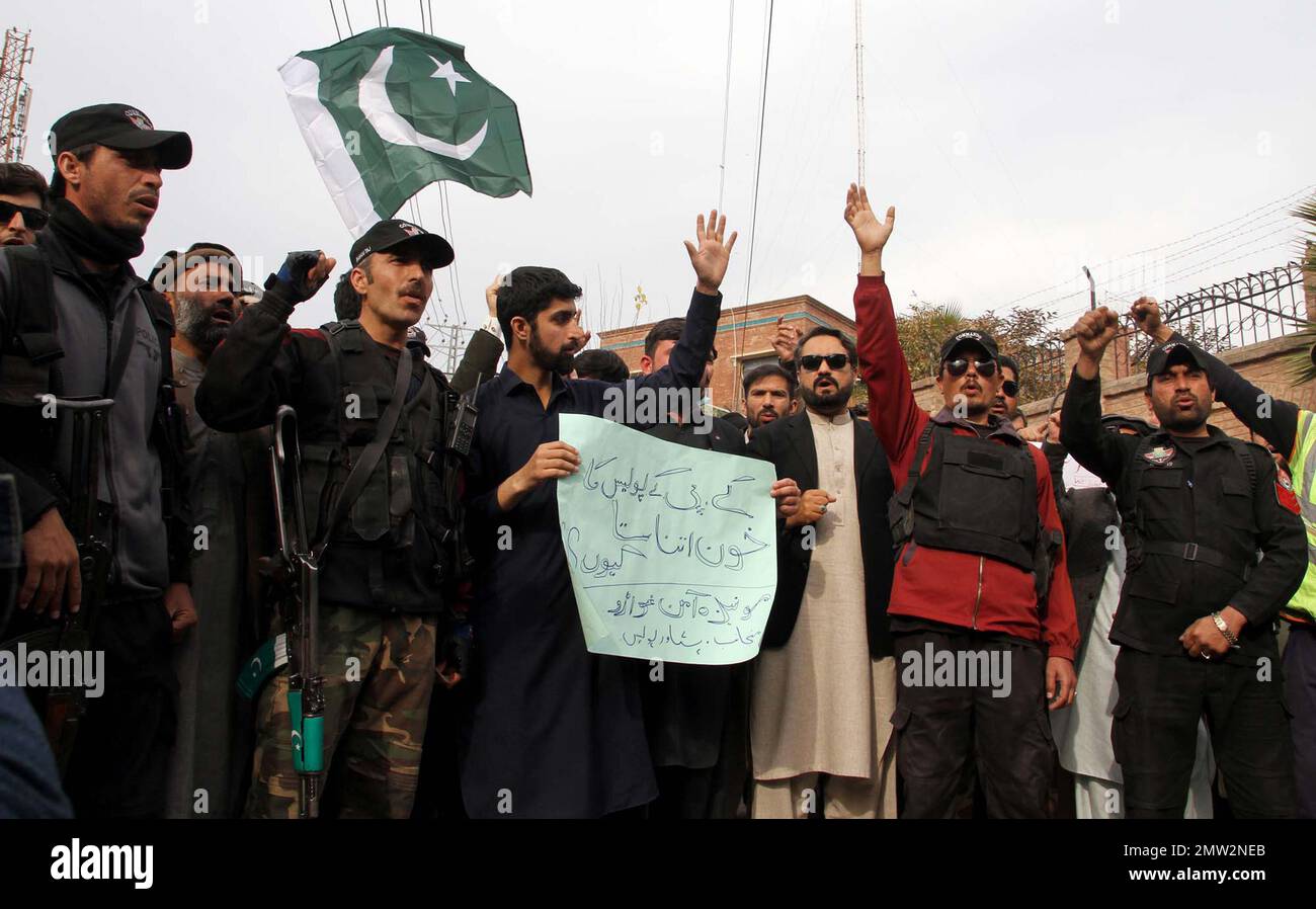 Mitarbeiter des Polizeiministeriums Khyber Pakhtunkhwa halten Protestdemonstration gegen die Selbstmordattentate in einer Moschee im Polizeihauptquartier ab, die am Mittwoch, den 01. Februar 2023 im Presseclub Peshawar stattfand. Stockfoto
