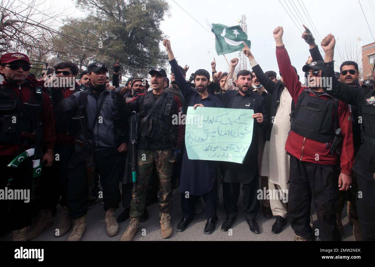 Mitarbeiter des Polizeiministeriums Khyber Pakhtunkhwa halten Protestdemonstration gegen die Selbstmordattentate in einer Moschee im Polizeihauptquartier ab, die am Mittwoch, den 01. Februar 2023 im Presseclub Peshawar stattfand. Stockfoto