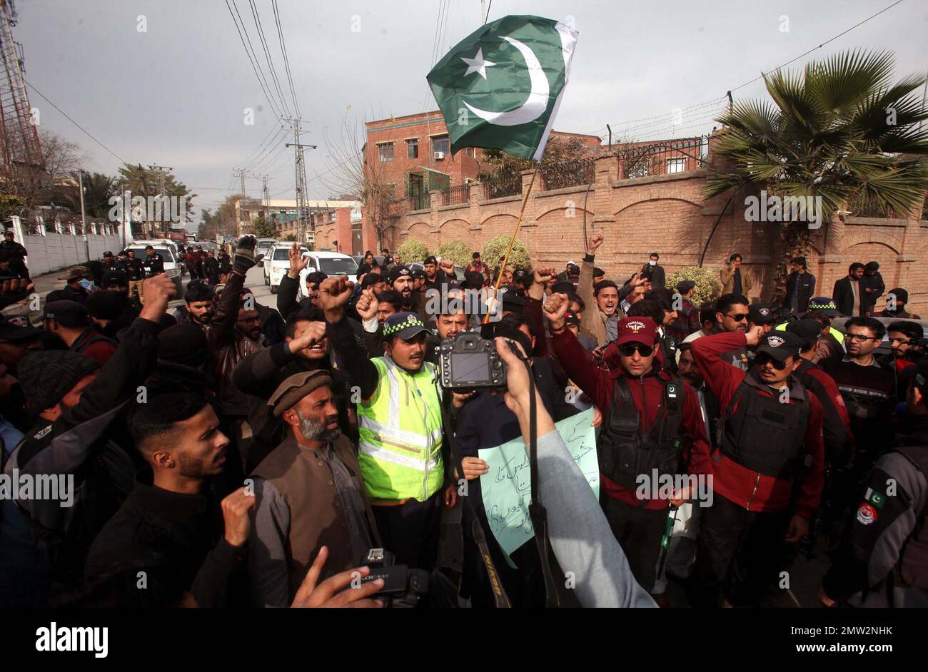 Mitarbeiter des Polizeiministeriums Khyber Pakhtunkhwa halten Protestdemonstration gegen die Selbstmordattentate in einer Moschee im Polizeihauptquartier ab, die am Mittwoch, den 01. Februar 2023 im Presseclub Peshawar stattfand. Stockfoto