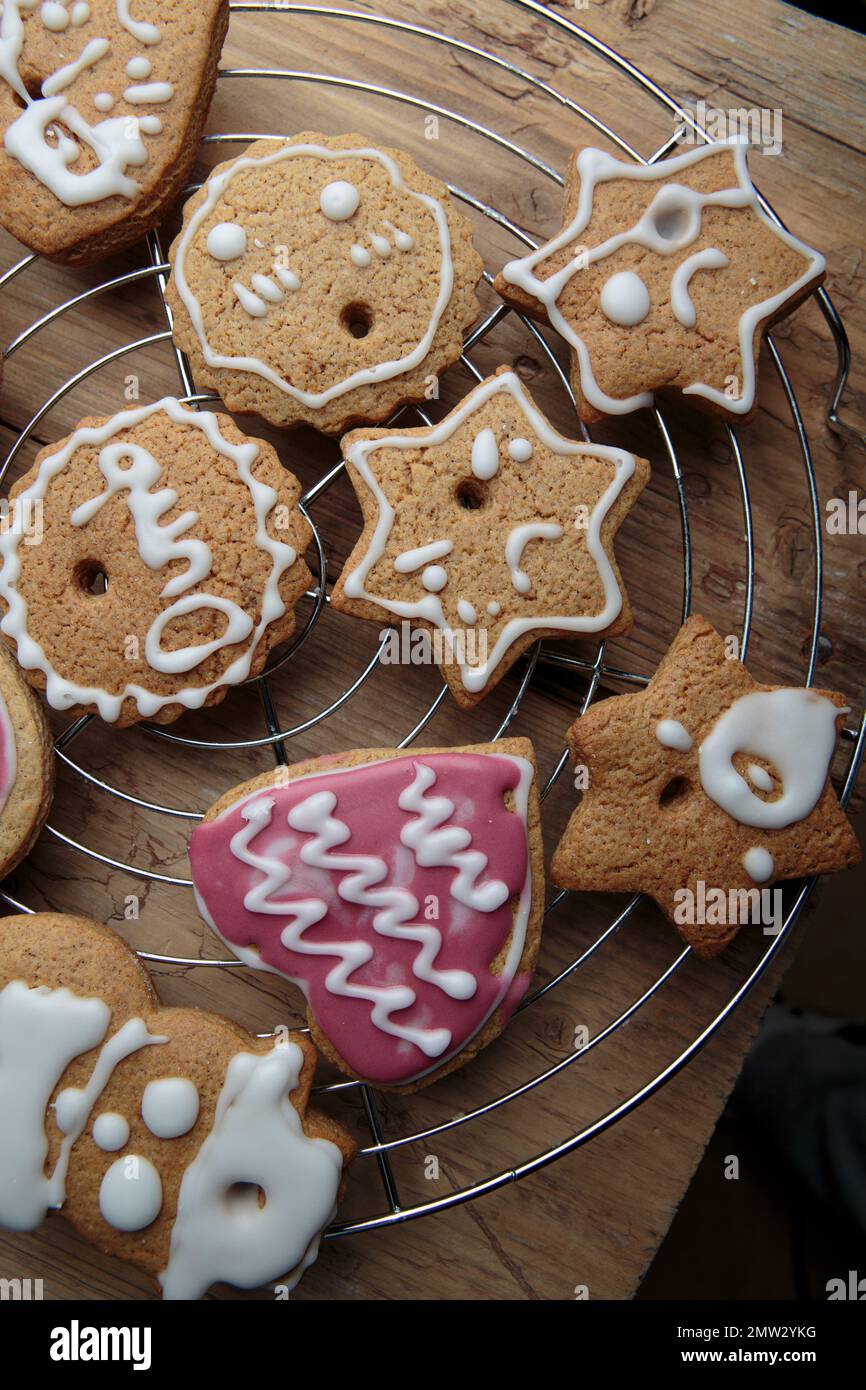 Nahaufnahme von hausgemachten Weihnachtskeksen Stockfoto