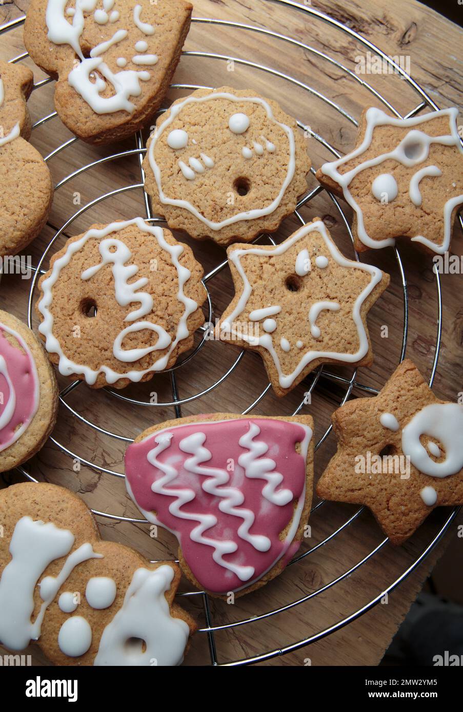 Nahaufnahme von hausgemachten Weihnachtskeksen Stockfoto