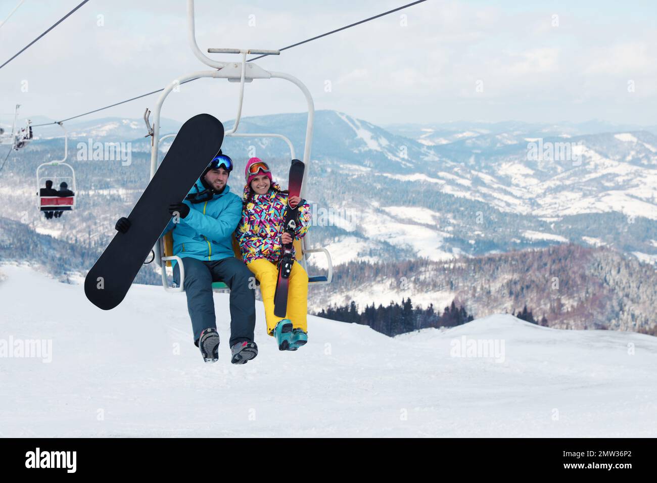 Leute, die den Sessellift im Mountain Ski Resort benutzen. Winterurlaub Stockfoto