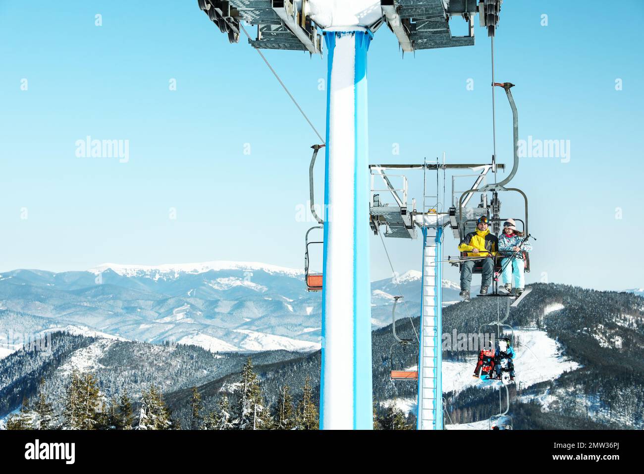 Leute, die den Sessellift im Mountain Ski Resort benutzen. Winterurlaub Stockfoto