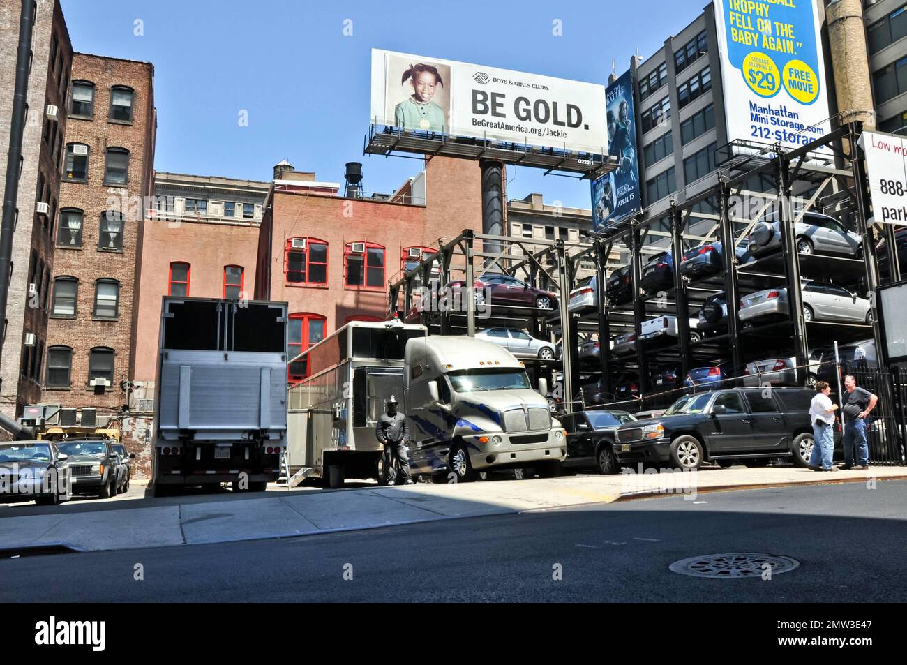 Will Smiths gigantischer $2-Millionen-Trailer wurde aus dem Viertel Soho verlegt, wo der Schauspieler „Men in Black 3“ filmt. Nach Beschwerden von Bewohnern der Nachbarschaft, dass es Straßen blockiert und ihre Aussicht ruiniert, wurde der Wohnwagen auf diesen Parkplatz in der Nähe verlegt. Der riesige Wohnwagen fasst angeblich 1.150 Quadratmeter und verfügt über 2 Schlafzimmer und 2 Badezimmer sowie eine voll ausgestattete Küche mit Granit und italienischem Kirschholz. Der zweistöckige Trailer verfügt außerdem über eine Bar und ein Büro, das groß genug für 30 Personen auf der oberen Ebene ist. Laut Berichten hat Smith einen separaten 55-Meter-Trail Stockfoto