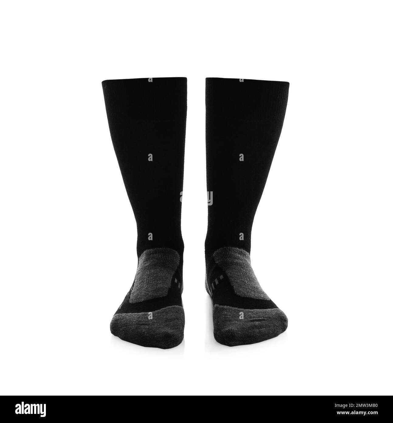 Frau trägt Thermosocken auf weißem Hintergrund, Nahaufnahme der Beine. Wintersportkleidung Stockfoto