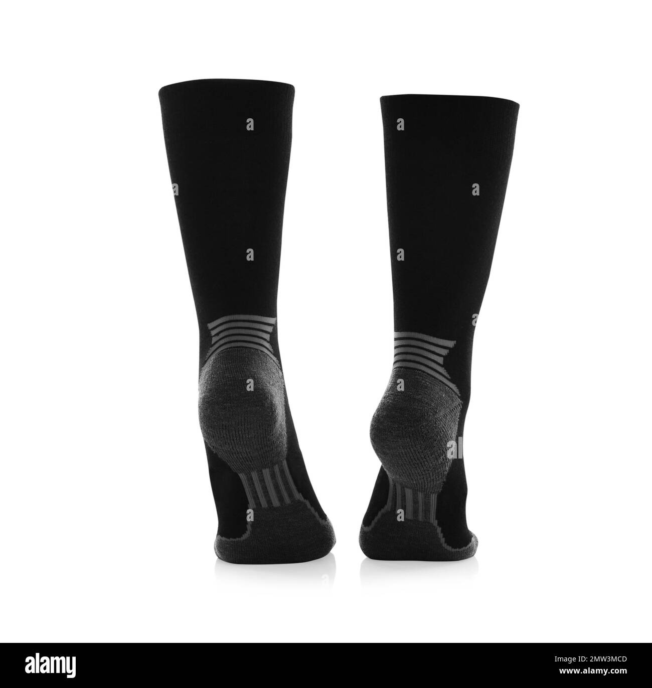 Frau trägt Thermosocken auf weißem Hintergrund, Nahaufnahme der Beine. Wintersportkleidung Stockfoto