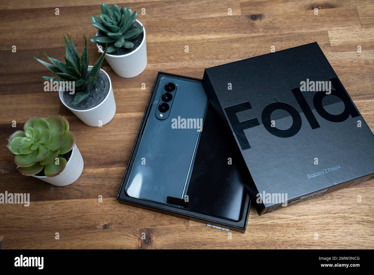 Brandneues Samsung Galaxy Z Fold 4 in grau-grüner Farbe. Das Gerät befindet sich in der geöffneten Position. Stockfoto
