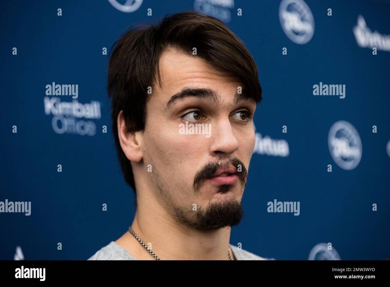 Philadelphia 76ers' Dario Saric, of Croatia, speaks with members of the media at the team's NBA basketball training facility in Camden, N.J., Thursday, April 13, 2017. The 76ers finished another season out of the playoffs. (AP Photo/Matt Rourke) Stockfoto