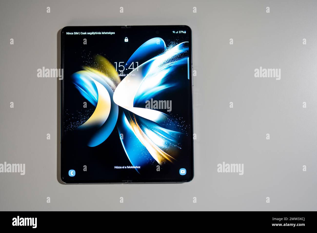 Brandneues Samsung Galaxy Z Fold 4 in grau-grüner Farbe. Nahaufnahme eines neuen Smartphones mit geöffnetem klappbarem Bildschirm. Stockfoto