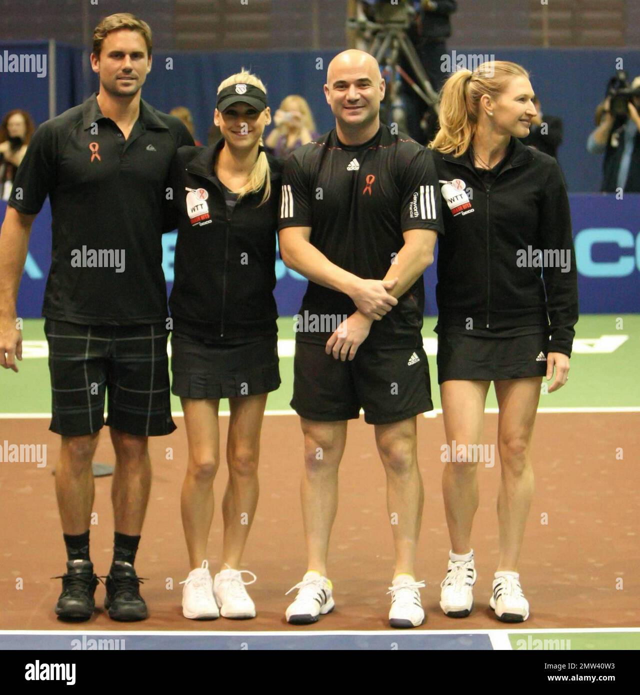 Jan-Michael Gambill, Anna Kournikova, Andre Agassi und Stephanie Graf auf dem 18. Jährlichen World Team Tennis (WTT) Smash Hits von GEICO, einer Wohltätigkeitsveranstaltung zugunsten der Elton John AIDS Foundation und der Washington AIDS Partnership in der Bender Arena der American University. Vor dem Tennisspiel besuchten die Spieler einen VIP-Empfang und nahmen an einer Live-Auktion Teil. Washington, D.C. 11/15/10. Stockfoto