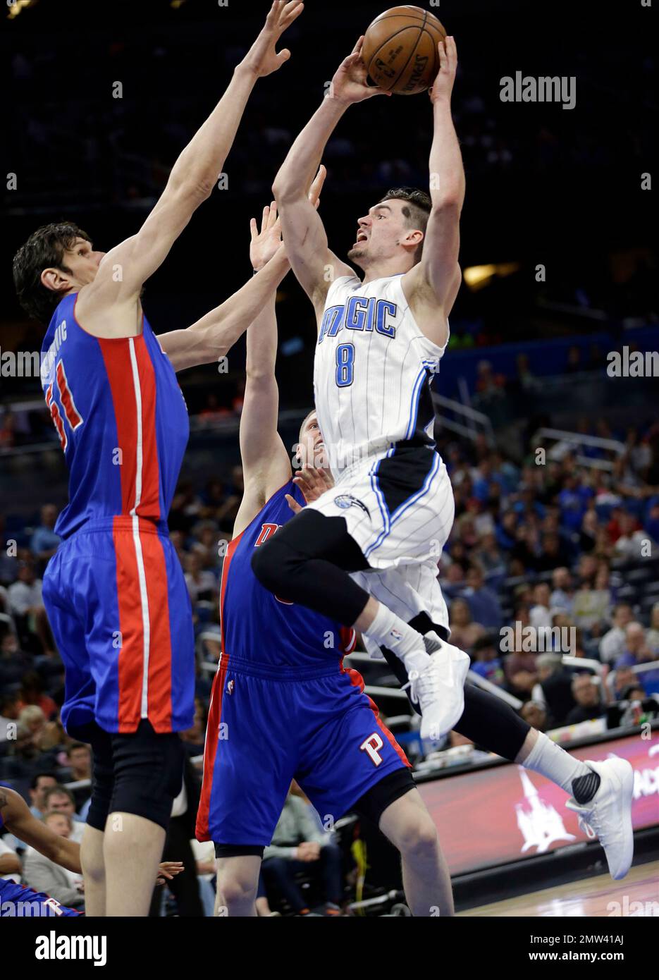 Orlando Magic's Mario Hezonja, right, goes up for a shot against Detroit Pistons' Boban Marjanovic, left, and Henry Ellenson, back center, during the second half of an NBA basketball game, Wednesday, April 12, 2017, in Orlando, Fla. Orlando won 113-109. (AP Photo/John Raoux) Stockfoto