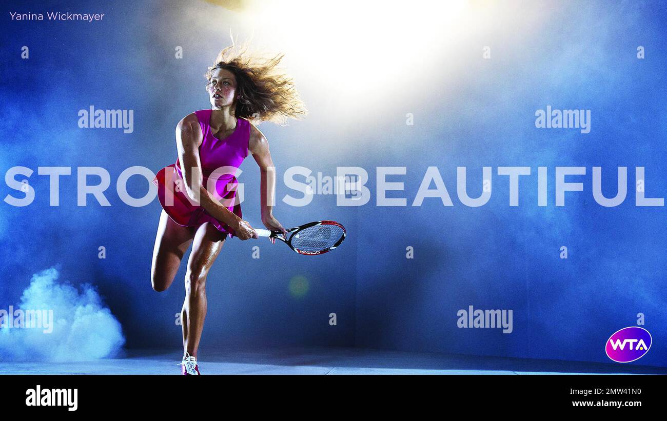 Die Women's Tennis Association (WTA) hat eine neue Werbekampagne mit dem Slogan „Strong is Beautiful“ mit 38 Sternen des Sports vorgestellt. Die Kampagne umfasst TV-, Print- und digitale Anzeigen sowie Social-Media-Anwendungen und wird in den nächsten zwei Jahren in 80 Märkten vorgestellt. Sie stellt die persönlichen Geschichten, Belastungen und Träume der Spieler in den Vordergrund und soll die Bemühungen der WTA unterstützen, ein tieferes Engagement für Fans auf der ganzen Welt zu schaffen und die nächste Generation von Spielern des Sports zusammen mit etablierten Namen zu fördern. „Wir wollen eine engere Beziehung aufbauen Stockfoto