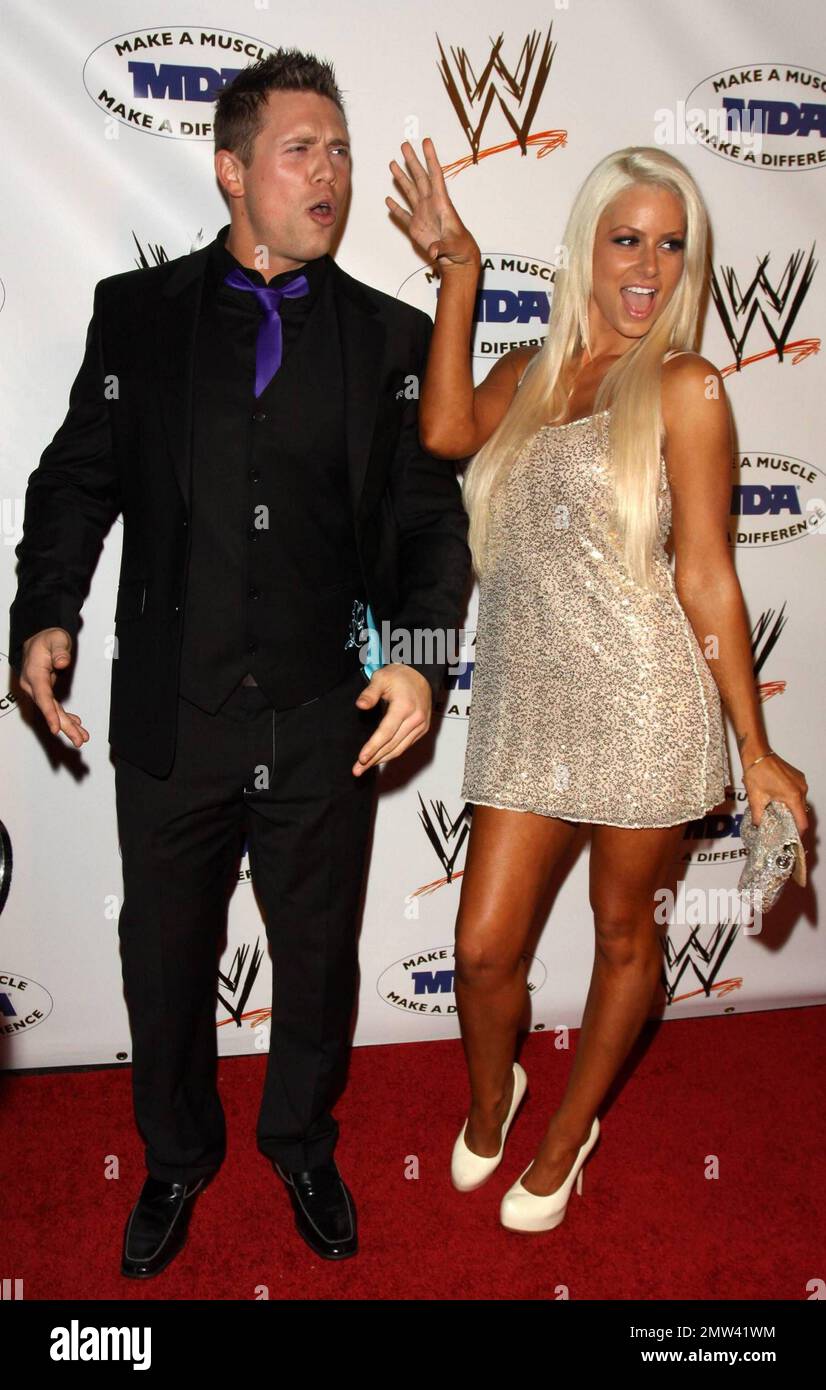 WWE Superstar Mike Mizanin (auch bekannt als The Miz) und WWE Diva Maryse Ouellet posieren auf dem roten Teppich auf der jährlichen WWE SummerSlam Kickoff Party in Verbindung mit der Muscular Dystrophy Association, die in der Tropicana Bar im Hollywood Roosevelt Hotel stattfindet. Los Angeles, Kalifornien. 08/13/10. Stockfoto