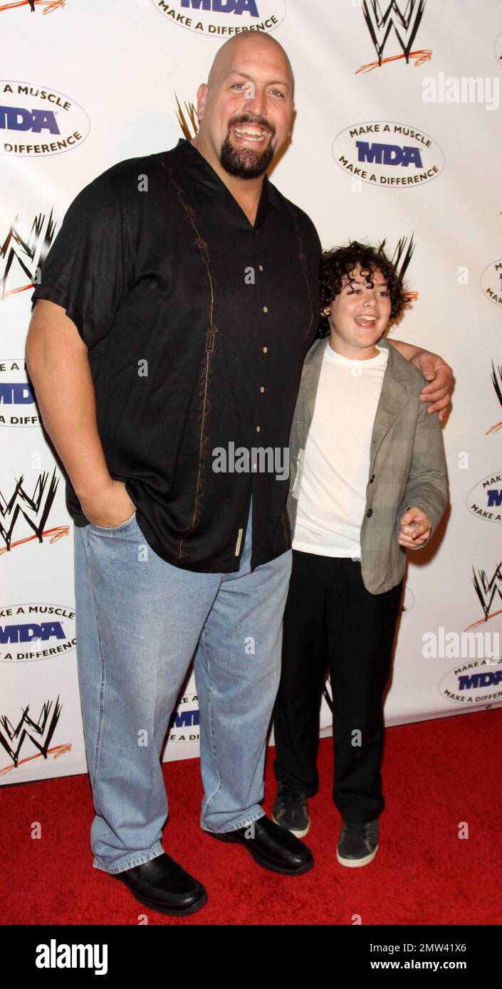 WWE Superstar The Big Show (auch bekannt als Paul Wight) und Schauspieler Kurt Doss posieren auf dem roten Teppich auf der jährlichen WWE SummerSlam Kickoff Party in Verbindung mit der Muscular Dystrophy Association, die in der Tropicana Bar im Hollywood Roosevelt Hotel stattfindet. Los Angeles, Kalifornien. 08/13/10. Stockfoto