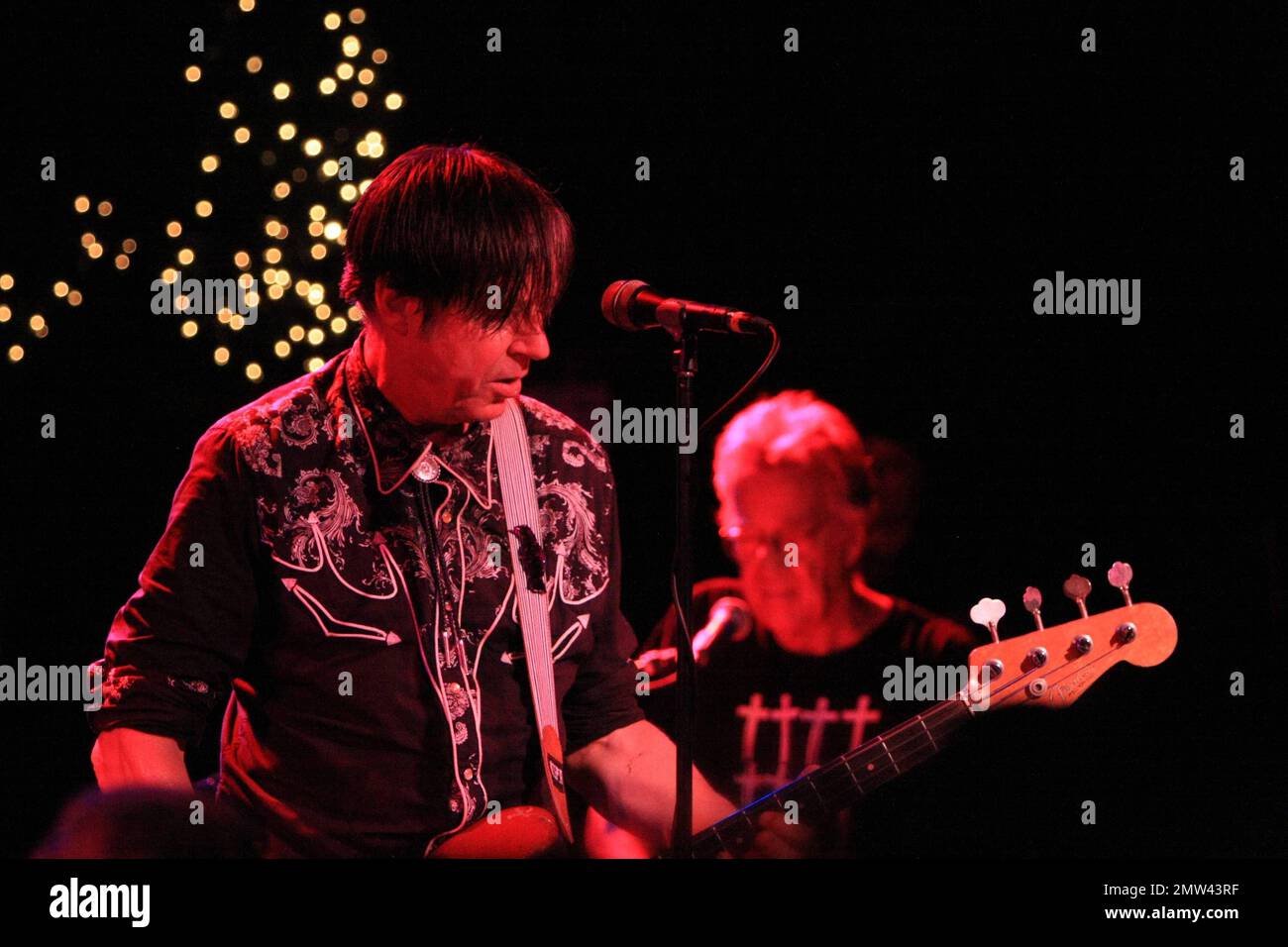 Billy Zoom, John Doe und Exene Cervenka von der amerikanischen Punk-Rockband „X“ besuchten die Bühne, um im Rahmen des Sunset Street Music Festivals 2012 in Los Angeles, Kalifornien, eine Live-Vorstellung mit dem Gastgeber Ray Manzarek von „The Doors“ im Roxy auf dem Sunset Strip zu geben. 17. August 2012. Stockfoto