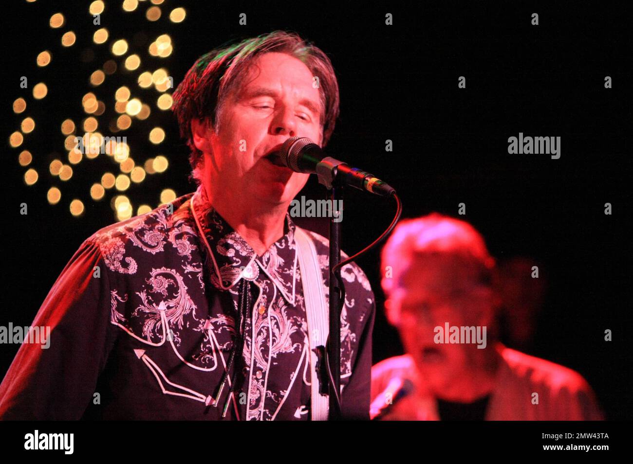 Billy Zoom, John Doe und Exene Cervenka von der amerikanischen Punk-Rockband „X“ besuchten die Bühne, um im Rahmen des Sunset Street Music Festivals 2012 in Los Angeles, Kalifornien, eine Live-Vorstellung mit dem Gastgeber Ray Manzarek von „The Doors“ im Roxy auf dem Sunset Strip zu geben. 17. August 2012. Stockfoto