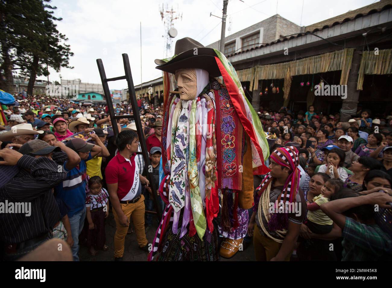 The folk saint Maximon arrives to the town hall, surrounded by worshipers in Santiago Atitlan, Guatemala, Wednesday, April 12, 2017. Worshippers take part in the procession of "Maximon," a folk saint venerated mostly by Mayan indigenous communities in the highlands of Western Guatemala as part of Holy Week celebrations. (AP Photo/Moises Castillo) Stockfoto