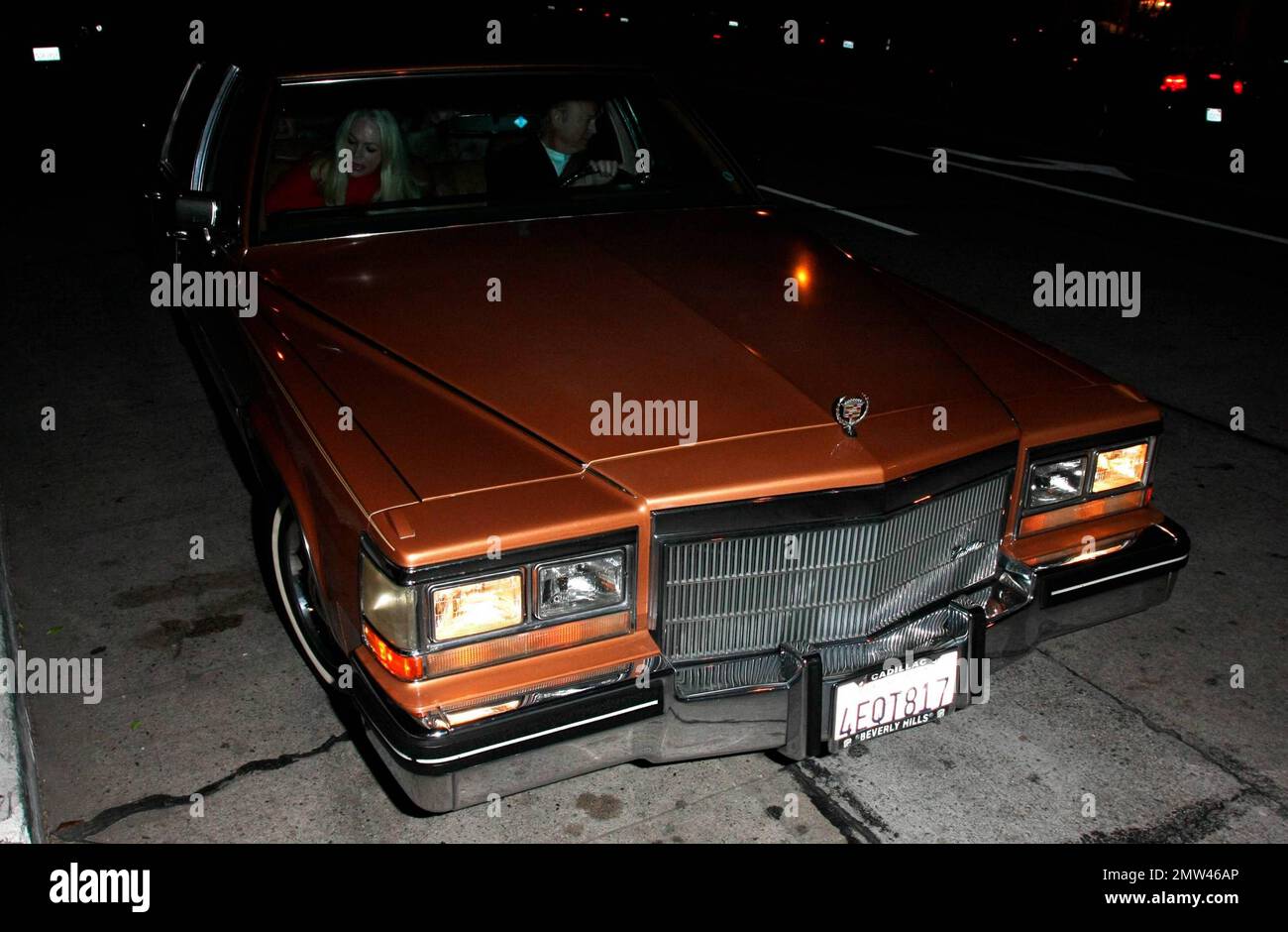 Yasmin Khan, Tochter der Schauspielerin Rita Hayworth, fährt vom Madeo Restaurant in einem braunen Cadillac weg, der einst ihrer Mutter gehörte. Los Angeles, Kalifornien. 2/10/10. Stockfoto